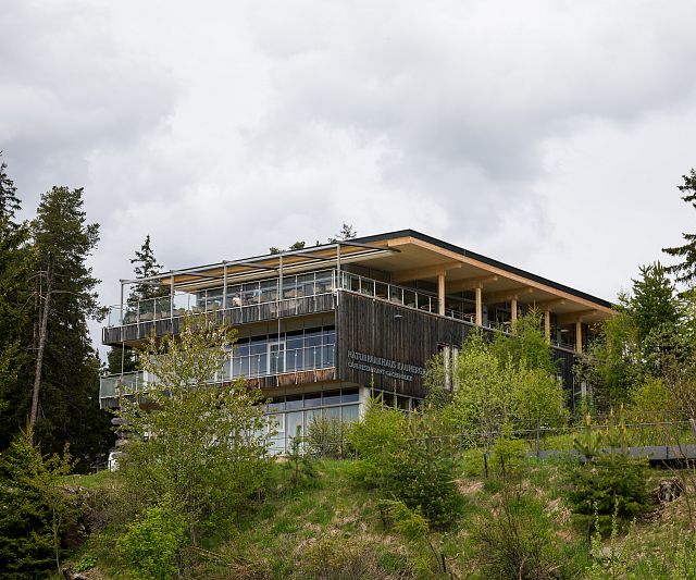 Das Naturparkhaus Kaunergrat am Piller Sattel mit Ausstellung, Restaurant und Seminarräumen