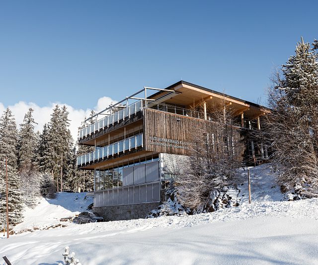 Das Naturparkhaus Kaunergrat am Piller Sattel mit Ausstellung, Restaurant und Seminarräumen