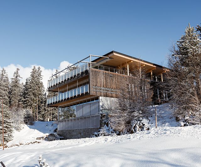 Das Naturparkhaus Kaunergrat am Piller Sattel mit Ausstellung, Restaurant und Seminarräumen