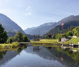 Wasserfläche des Badeteiches im Pitztal