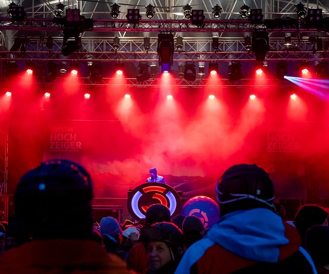 Das Hochzeiger Open Air zum Saisonstart der Beergbahnen Hochzeiger. Am Vormittag Skifahren und im Anschluss ein Konzert und DJ-Party bei der Mittelstation auf 2000m genießen.