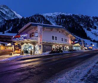 Intersport Huter in Mandarfen. Der Sportshop Außenansicht bei Nacht.