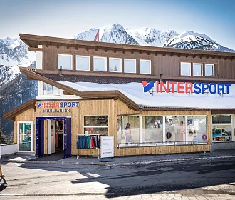Intersport Wohlfarter in Jerzens Außenansicht vom Sportgeschäft.