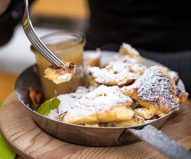 Kaiserschmarrn, traditionell serviert in einer Eisenpfanne.
Ein &quot;must have&quot;