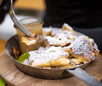Kaiserschmarrn, traditionell serviert in einer Eisenpfanne.
Ein &quot;must have&quot;