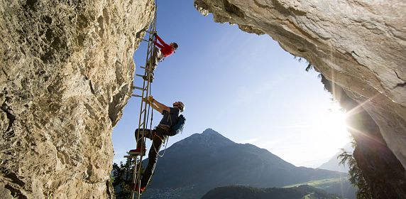 Leicht erreichbar, gut abgesicherte Routen und ein tolles Panorama erwartet den Kletterer im Pitztal auf dem Klettersteig Steinwand.