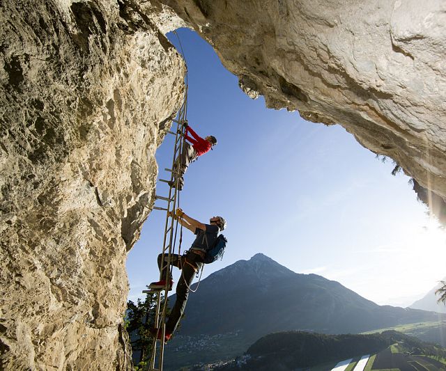 Leicht erreichbar, gut abgesicherte Routen und ein tolles Panorama erwartet den Kletterer im Pitztal auf dem Klettersteig Steinwand.
