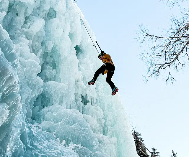 Ein Eiskletterer im Pitztal beim Abstieg von einer Eiswand.