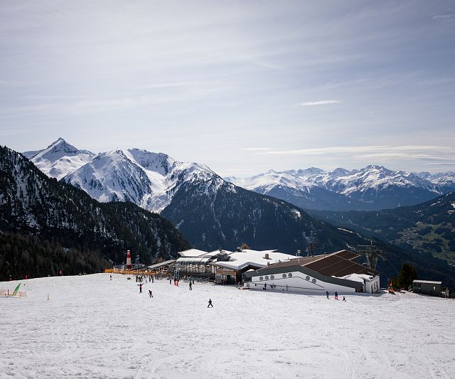 Die Mittelstation und das Zeigerrestaurant im Skigebiet Hochzeiger