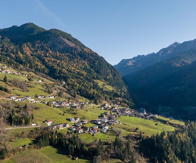 Blick auf das Bergdorf Jerzens im Herbst