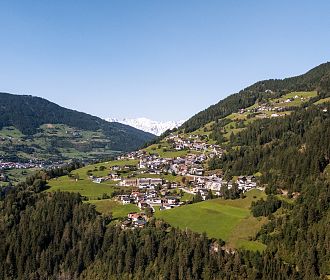 Blick auf das Bergdorf Jerzens im Sommer