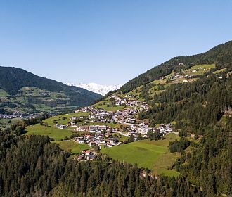 Blick auf das Bergdorf Jerzens im Sommer