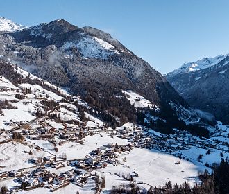 Blick auf das Bergdorf Jerzens im Winter