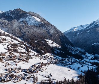 Blick auf das Bergdorf Jerzens im Winter