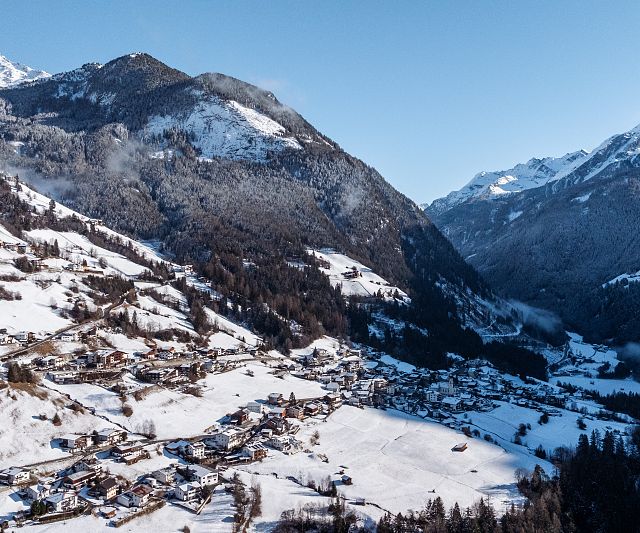 Blick auf das Bergdorf Jerzens im Winter