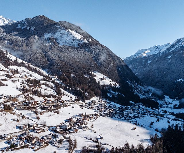 Blick auf das Bergdorf Jerzens im Winter