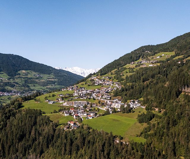 Blick auf das Bergdorf Jerzens im Sommer
