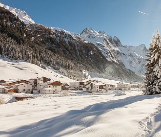 Blick auf das Dorf Piösmes im Winter der Gemeinde St. Leonhard