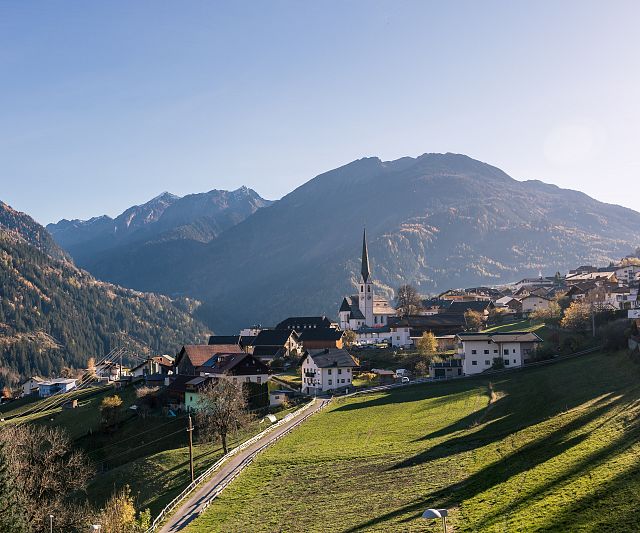 Blick auf das Bergdorf Wenns im Herbst