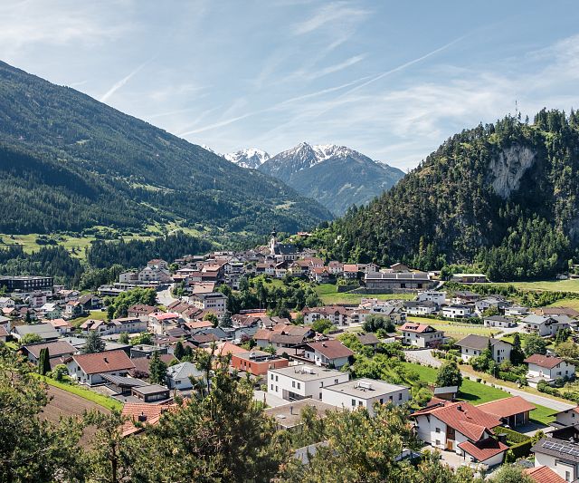 Blick auf den Dorfkern von Arzl im Frühjahr