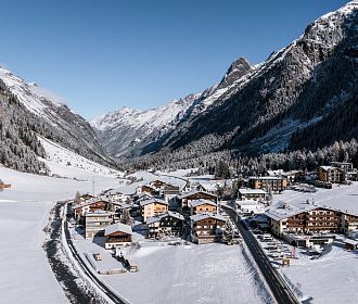Das Bergdorf Plangeross im Winter in der Gemeinde St. Leonhard