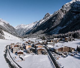 Das Bergdorf Plangeross im Winter in der Gemeinde St. Leonhard