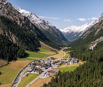 Das Bergdorf Plangeross im Winter in der Gemeinde St. Leonhard