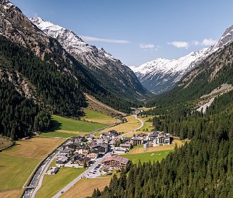 Das Bergdorf Plangeross im Winter in der Gemeinde St. Leonhard