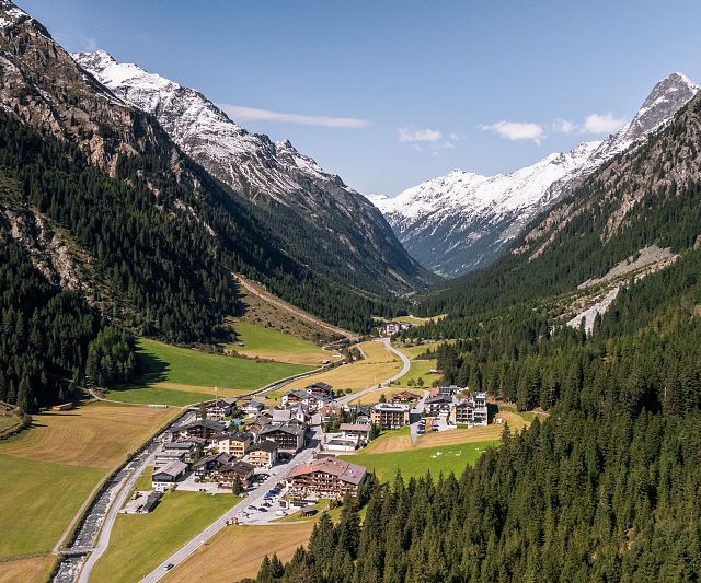 Das Bergdorf Plangeross im Winter in der Gemeinde St. Leonhard