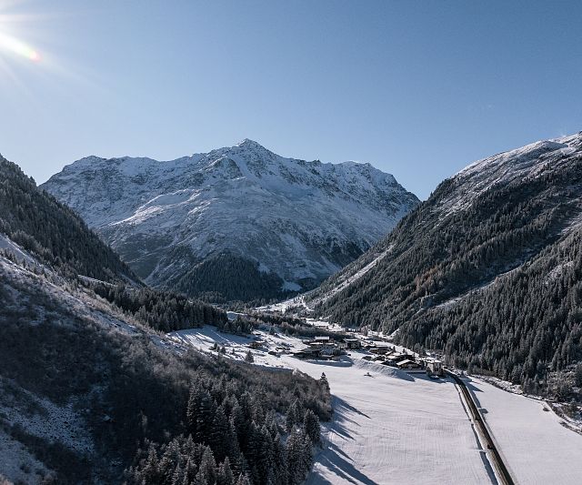 Das Bergdorf Tieflehn im Winter in der Gemeinde St. Leonhard mit dem Berggipfel Mittagskogel im Hintergrund