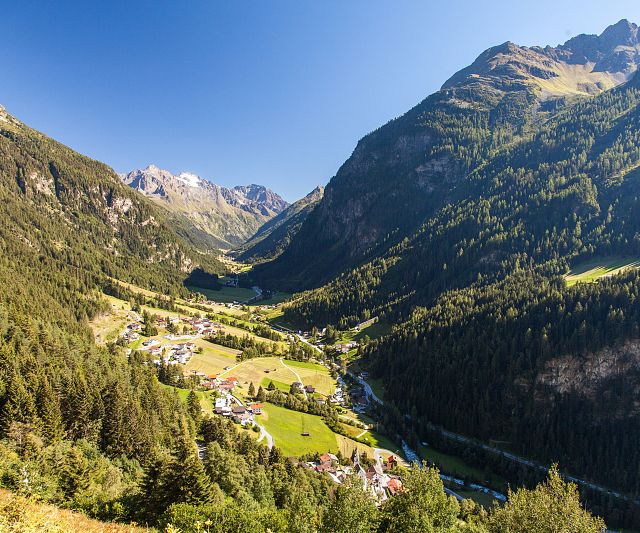 Blick auf Zaunhof in der Gemeinder St.Leonhard im Sommer