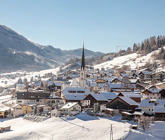 Der Ort Wenns im Pitztal in Blickrichtung taleinwärts