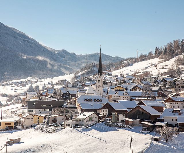 Der Ort Wenns im Pitztal in Blickrichtung taleinwärts