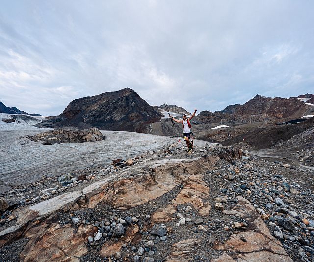 Trailrunner mit ausgestreckten Händen