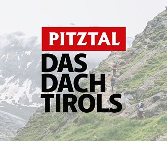 Das Bild zeigt einen Berg mit Wanderern in der alpinen Landschaft des Pitztals in Tirol. Es vermittelt eine klare Verbindung zur Natur und Bewegung in den Bergen.