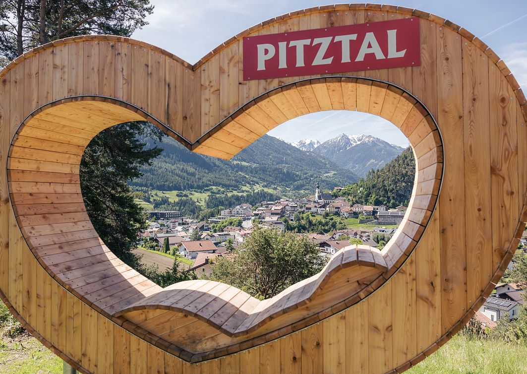Fotopoint mit einem Herzrahmen aus Holz auf der Ahrweiler Höhe mit Blick über Arzl