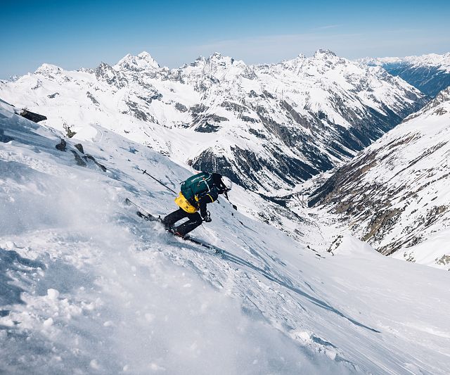 Pitztal Wildface - Snowboarder bei der Abfahrt vom Linken Fernerkogl mit dem Pitztal im Hintergrund