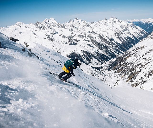 Pitztal Wildface - Snowboarder bei der Abfahrt vom Linken Fernerkogl mit dem Pitztal im Hintergrund