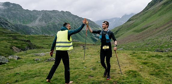 Trailrunner und Streckenposten beim Pitz Alpine Glacier Trail