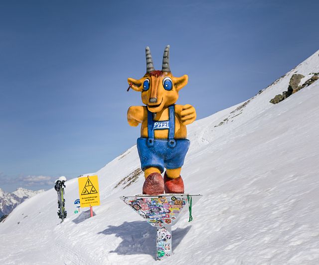 Das Maskottchen Pitzi an der Skipiste im Skigebiet Hochzeiger