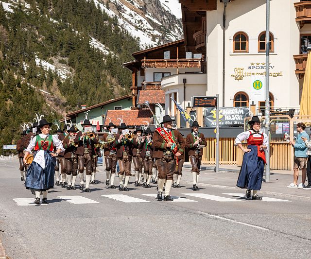 Musikkapelle St. Leonhard und Zaunhof beim  Einmarsch zum Pitztaler Schneefest
