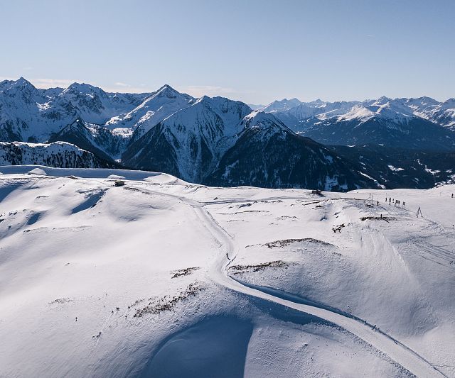 Winterwandern auf 2400m in Skigebiet Hochzeiger