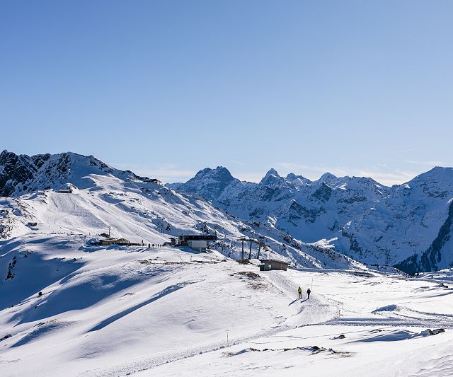 Winterwandern auf 2400m in Skigebiet Hochzeiger