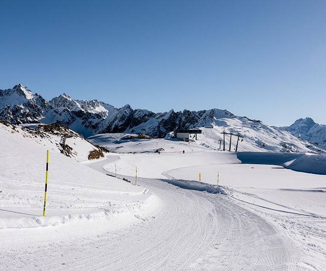 Winterwandern auf 2400m in Skigebiet Hochzeiger
