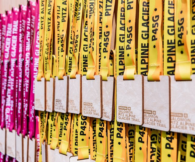 Medaillenwand beim Pitz Alpine Glacier Trail
