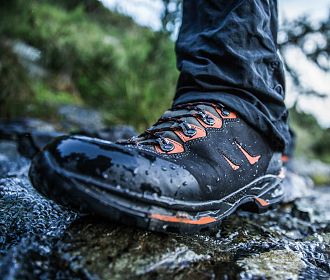 Wanderschuh im Detail bei einer Bergtour am Kaunergrat