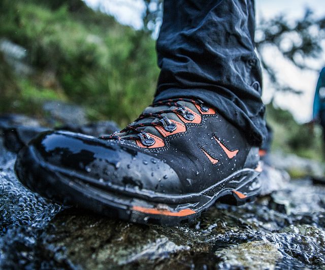 Wanderschuh im Detail bei einer Bergtour am Kaunergrat