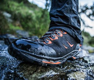 Wanderschuh im Detail bei einer Bergtour am Kaunergrat