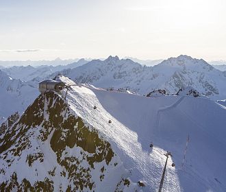 Die Bergstation der Wildspitzbahn mit dem Cafe 3440 am Pitztaler Gletscher.