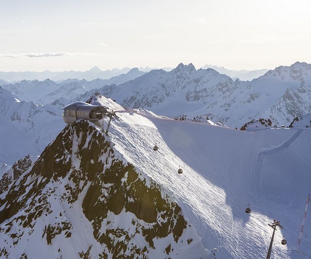 Die Bergstation der Wildspitzbahn mit dem Cafe 3440 am Pitztaler Gletscher.